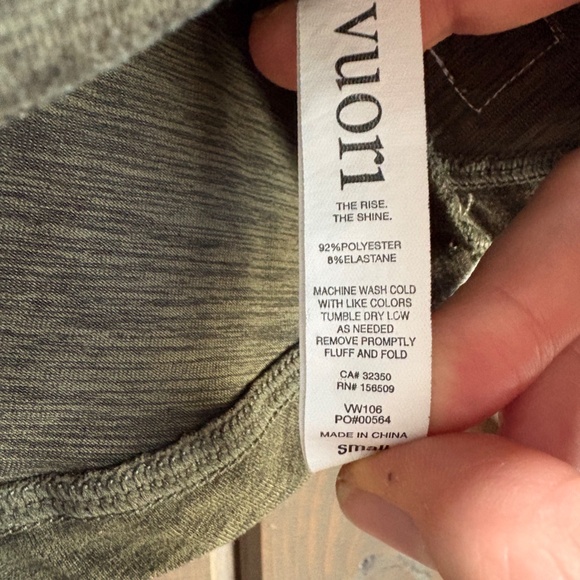 Vuori green weathered scoop neck, pocket Tee Size Small - Picture 4 of 6